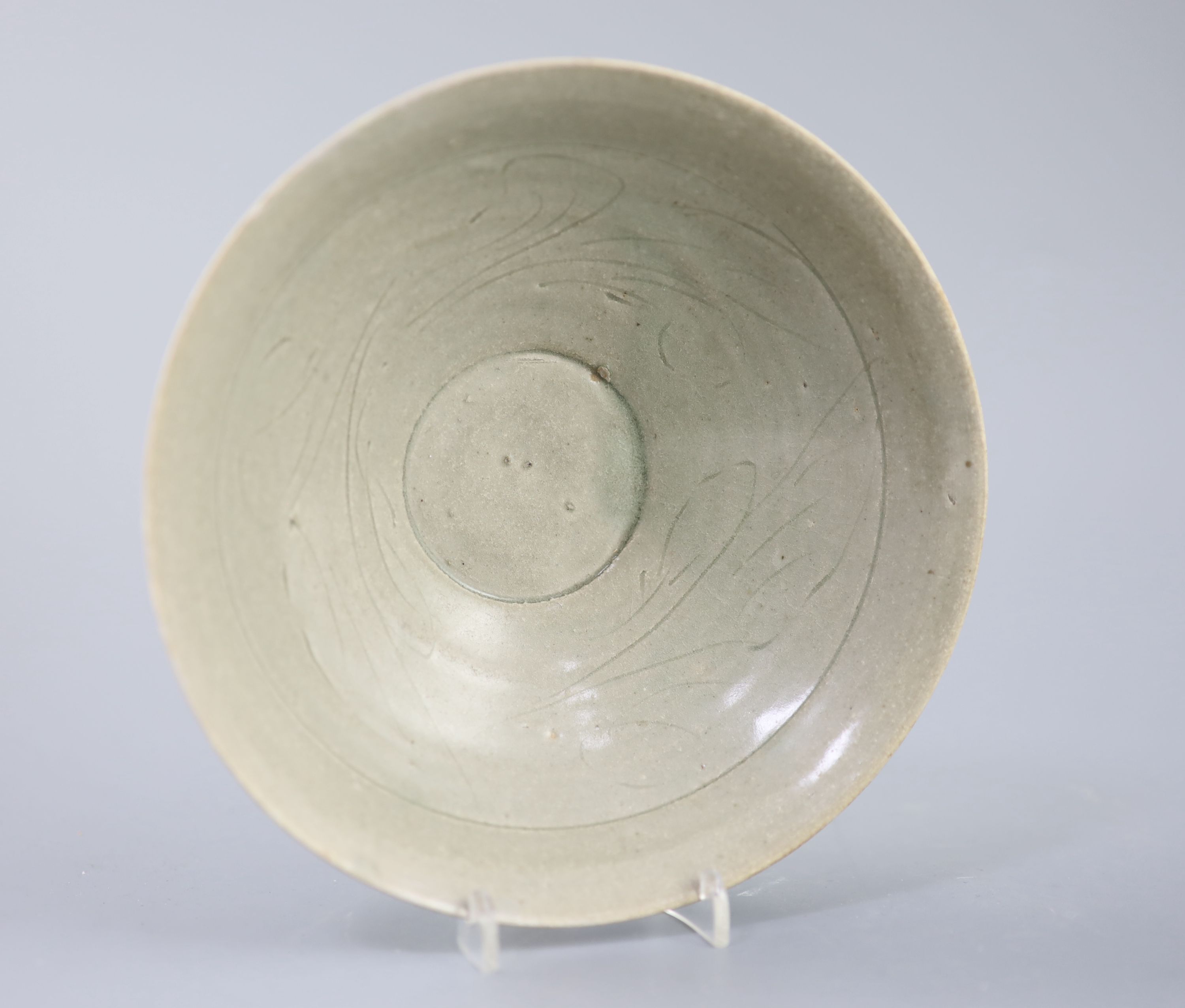 A Chinese celadon bowl, Song-Yuan dynasty 18.2cm diameter